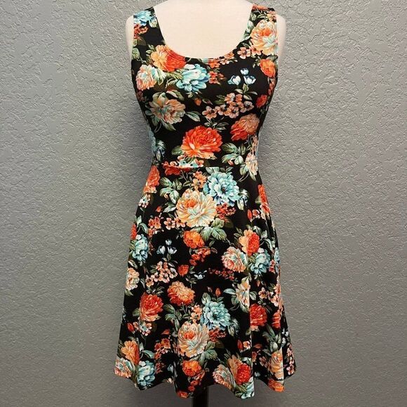 New Floral Fit & Flare Sleeveless Dress - Picture 3 of 12